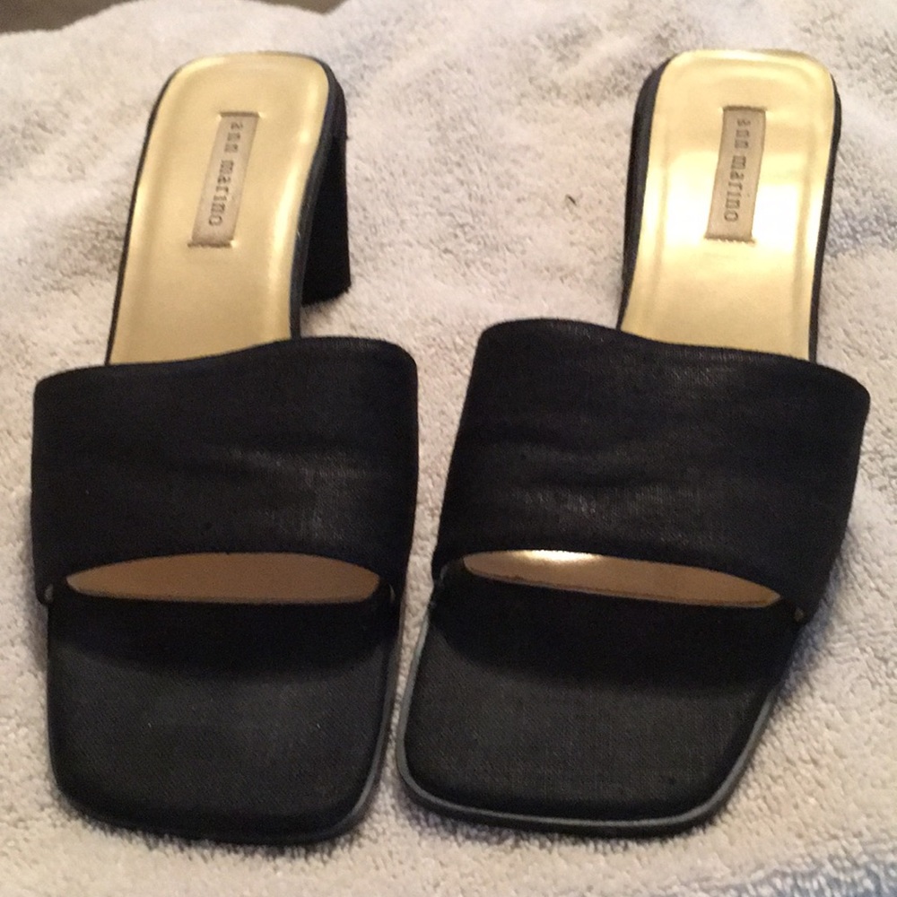 Open -toe slide with curved block heel.
